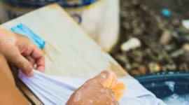 Ilustrasi seseorang mencuci pakaian menggunakan deterjen. (Foto: Pexels)