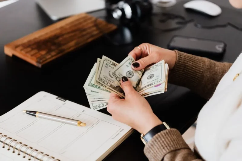 Ilustrasi mengatur gaji. (Foto: Pexels)