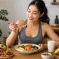 Ilustrasi seorang wanita mengonsumsi makanan sehat untuk menambah berat badan. (Foto: AI Generate)