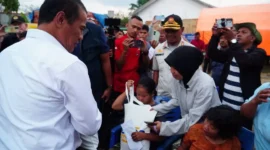 Menteri Pertanian Andi Amran Sulaiman saat meninjau langsung penanganan warga terdampak gempa di NTT. (Foto: Ditjen PKH Kementan)