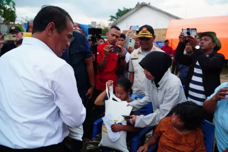 Menteri Pertanian Andi Amran Sulaiman saat meninjau langsung penanganan warga terdampak gempa di NTT. (Foto: Ditjen PKH Kementan)