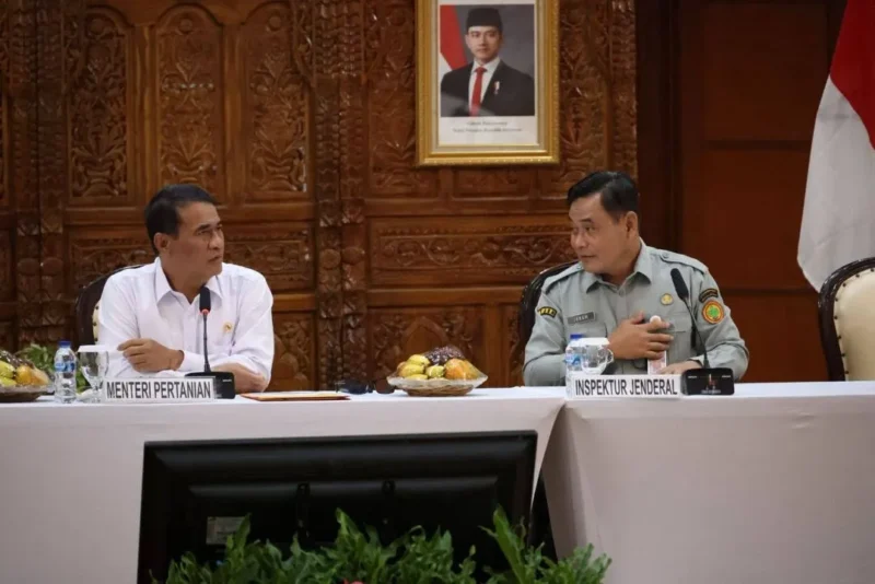 Mentan Andi Amran Sulaiman (kiri) bersama Irjen Kementan. (Foto Ditjen PKH Kementan)