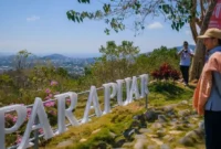 Menteri Pariwisata, Widiyanti Putri Wardhana saat kunjungan kerja ke Labuan Bajo, NTT meninjau kawasan Parapuar yang dikembangkan oleh Badan Pelaksana Otorita Labuan Bajo Flores (10/8/2026). (Foto: Kemenpar)