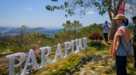 Menteri Pariwisata, Widiyanti Putri Wardhana saat kunjungan kerja ke Labuan Bajo, NTT meninjau kawasan Parapuar yang dikembangkan oleh Badan Pelaksana Otorita Labuan Bajo Flores (10/8/2026). (Foto: Kemenpar)