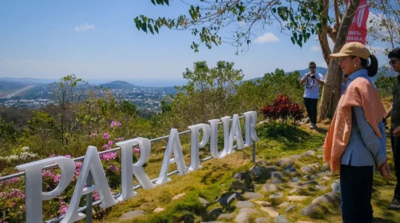 Menteri Pariwisata, Widiyanti Putri Wardhana saat kunjungan kerja ke Labuan Bajo, NTT meninjau kawasan Parapuar yang dikembangkan oleh Badan Pelaksana Otorita Labuan Bajo Flores (10/8/2026). (Foto: Kemenpar)