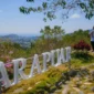 Menteri Pariwisata, Widiyanti Putri Wardhana saat kunjungan kerja ke Labuan Bajo, NTT meninjau kawasan Parapuar yang dikembangkan oleh Badan Pelaksana Otorita Labuan Bajo Flores (10/8/2026). (Foto: Kemenpar)