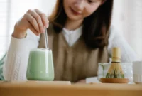 Ilustrasi wanita meminum segelas matcha. (Foto: Pexels)