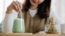 Ilustrasi wanita meminum segelas matcha. (Foto: Pexels)