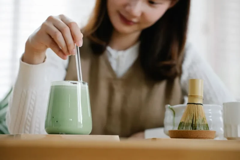 Ilustrasi wanita meminum segelas matcha. (Foto: Pexels)