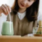 Ilustrasi wanita meminum segelas matcha. (Foto: Pexels)