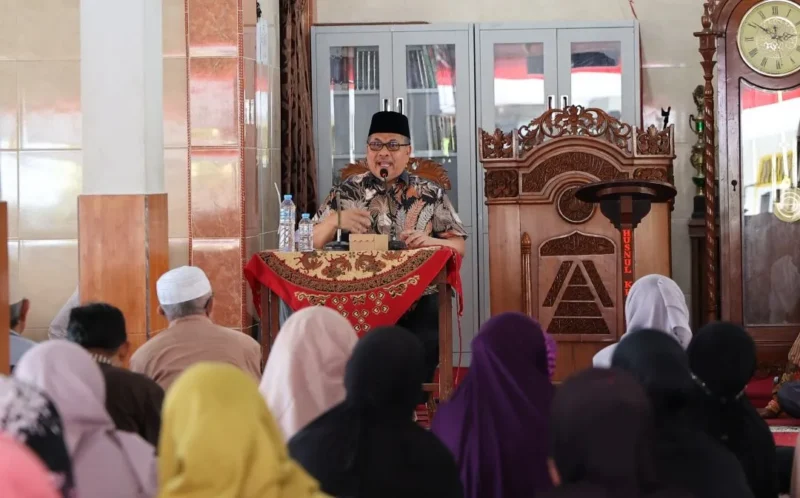 Ketua DPRD Sumbar Muhidi saat menggelar reses di Masjid Khusnul Khotimah, Kelurahan Kampung Baru, Kecamatan Lubeg, Jumat (21/8/2026). (Foto: Pemko Padang)