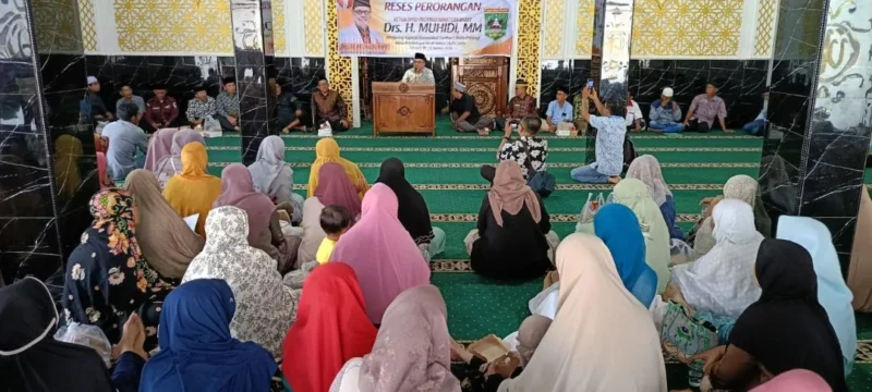 Ketua DPRD Sumbar Muhidi saat menggelar reses di Masjid Ar Raudah, Kelurahan Alai Parak Kopi, Kamis (20/8/2026). (Foto: Ist)