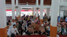 Ketua DPRD Sumbar Muhidi saat kegiatan reses di Masjid Husnul Khatimah, Kampung Baru Nan XX, Kecamatan Lubuk Begalung, Jumat (21/8/2026). (Foto: Ist)