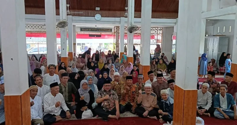 Ketua DPRD Sumbar Muhidi saat kegiatan reses di Masjid Husnul Khatimah, Kampung Baru Nan XX, Kecamatan Lubuk Begalung, Jumat (21/8/2026). (Foto: Ist)