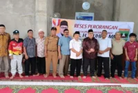 Ketua DPRD Sumbar Muhidi menyerap aspirasi warga Kelurahan Lubuk Minturun di Musala Darussalam, Selasa (18/8/2026). (Foto: Ist)