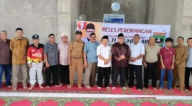 Ketua DPRD Sumbar Muhidi menyerap aspirasi warga Kelurahan Lubuk Minturun di Musala Darussalam, Selasa (18/8/2026). (Foto: Ist)
