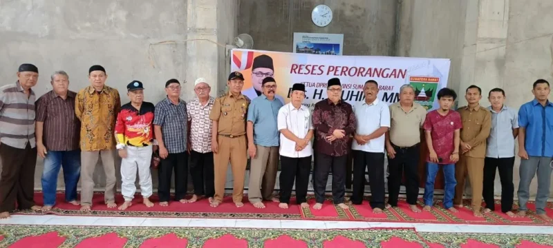 Ketua DPRD Sumbar Muhidi menyerap aspirasi warga Kelurahan Lubuk Minturun di Musala Darussalam, Selasa (18/8/2026). (Foto: Ist)