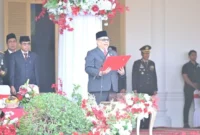 Ketua DPRD Sumbar Muhidi saat membacakan naskah Proklamasi Kemerdekaan RI dalam upacara HUT ke-81 Kemerdekaan di Istana Gubernur Sumbar, Senin (17/8/2026). (Foto: Ist)