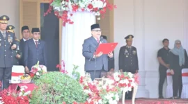 Ketua DPRD Sumbar Muhidi saat membacakan naskah Proklamasi Kemerdekaan RI dalam upacara HUT ke-81 Kemerdekaan di Istana Gubernur Sumbar, Senin (17/8/2026). (Foto: Ist)