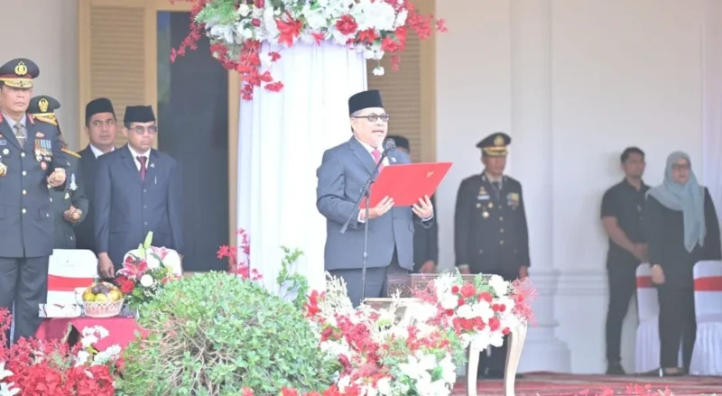 Ketua DPRD Sumbar Muhidi saat membacakan naskah Proklamasi Kemerdekaan RI dalam upacara HUT ke-81 Kemerdekaan di Istana Gubernur Sumbar, Senin (17/8/2026). (Foto: Ist)