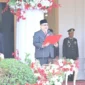 Ketua DPRD Sumbar Muhidi saat membacakan naskah Proklamasi Kemerdekaan RI dalam upacara HUT ke-81 Kemerdekaan di Istana Gubernur Sumbar, Senin (17/8/2026). (Foto: Ist)