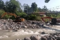 Dua alat berat terlihat bekerja melakukan normalisasi sungai yang terdampak hujan lebat di Kecamatan Lubuk Kilangan. (Foto: Ist)