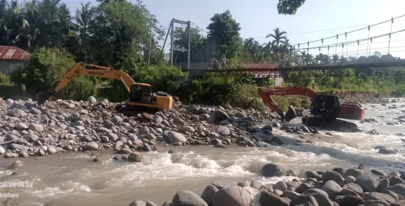 Dua alat berat terlihat bekerja melakukan normalisasi sungai yang terdampak hujan lebat di Kecamatan Lubuk Kilangan. (Foto: Ist)