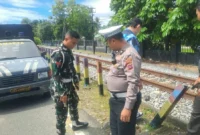 Personel polisi melakukan olah TKP di depan bundaran UNP, Selasa (4/8/2026). (Foto: Dok. Polsek Padang Utara)