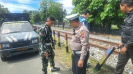 Personel polisi melakukan olah TKP di depan bundaran UNP, Selasa (4/8/2026). (Foto: Dok. Polsek Padang Utara)