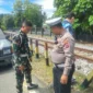 Personel polisi melakukan olah TKP di depan bundaran UNP, Selasa (4/8/2026). (Foto: Dok. Polsek Padang Utara)