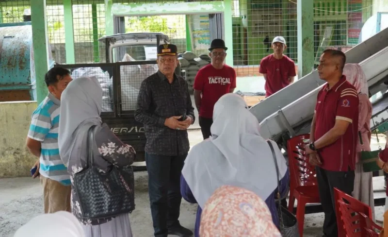 Wakil Wali Kota Payakumbuh Elzadaswarman saat menghadiri kegiatan di TPS3R Mancang Labu, Payakumbuh, Jumat (21/8/2026). (Foto: MC Payakumbuh)