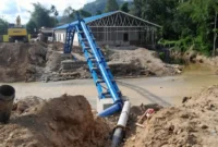 Perumda Air Minum Kota Padang melakukan penataan pipa di kawasan Jembatan Kampung Tanjung, Kecamatan Kuranji, Jumat (28/8/2026). (Foto: Pemko Padang)
