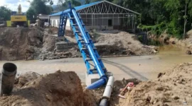 Perumda Air Minum Kota Padang melakukan penataan pipa di kawasan Jembatan Kampung Tanjung, Kecamatan Kuranji, Jumat (28/8/2026). (Foto: Pemko Padang)