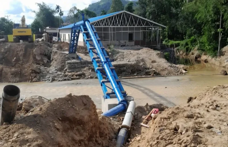 Perumda Air Minum Kota Padang melakukan penataan pipa di kawasan Jembatan Kampung Tanjung, Kecamatan Kuranji, Jumat (28/8/2026). (Foto: Pemko Padang)