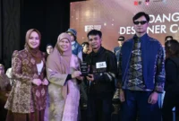 Penyerahan trophy kepada pemenang Padang Young Designer Competition (PYDC) 2026. (Foto: Pemko Padang)