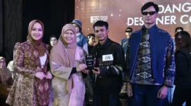 Penyerahan trophy kepada pemenang Padang Young Designer Competition (PYDC) 2026. (Foto: Pemko Padang)