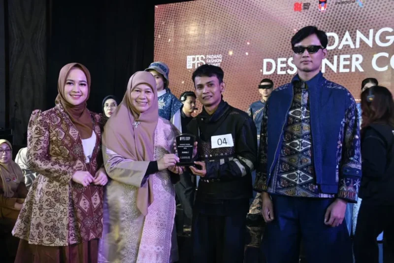 Penyerahan trophy kepada pemenang Padang Young Designer Competition (PYDC) 2026. (Foto: Pemko Padang)