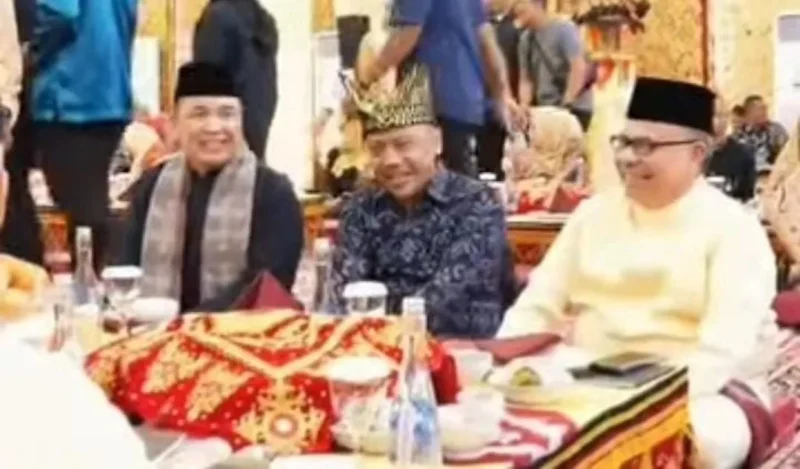 Ketua DPRD Sumbar Muhidi dan Wakil Ketua Nanda Satria saat menghadiri Padang Bajamba. (Foto: Ist)