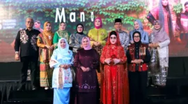 Padang Fashion Summit (PFS) 2026 kembali hadir dengan melibatkan 23 desainer dari dalam dan luar negeri serta 24 model bertempat di Hotel The ZHM Premiere, Minggu (9/8/2026). (Foto: Pemko Padang)