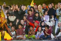 Wali Kota Padang Fadly Amran menghadiri Padang Harmoni Festival 2026 di Panggung Batu Pantai Cimpago, Sabtu malam (8/8/2026). (Foto: Pemko Padang)
