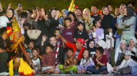 Wali Kota Padang Fadly Amran menghadiri Padang Harmoni Festival 2026 di Panggung Batu Pantai Cimpago, Sabtu malam (8/8/2026). (Foto: Pemko Padang)