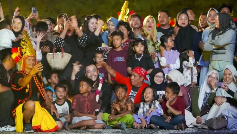 Wali Kota Padang Fadly Amran menghadiri Padang Harmoni Festival 2026 di Panggung Batu Pantai Cimpago, Sabtu malam (8/8/2026). (Foto: Pemko Padang)
