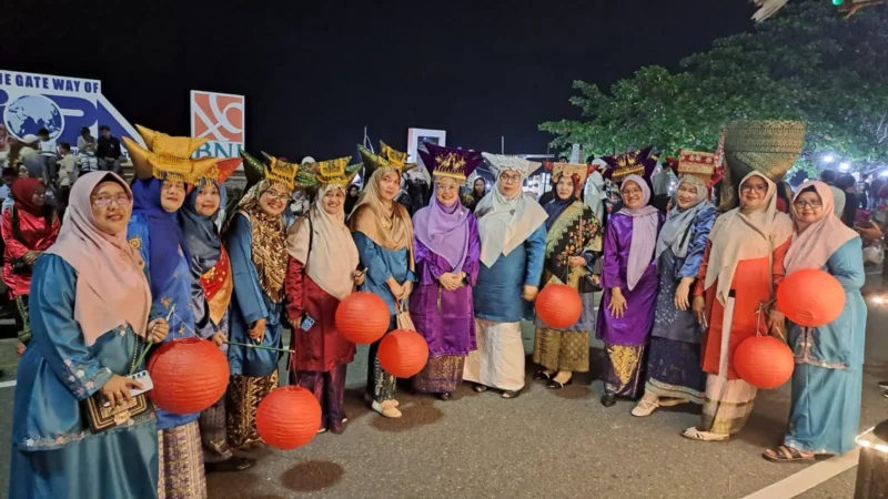 Kecamatan Padang Utara turut memeriahkan Festival Telong-Telong dalam rangka HJK
Padang ke-357 di kawasan Pantai Cimpago, Kamis (6/8/2026) malam. (Foto: Pemko Padang)