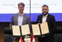 Wali Kota Padang Fadly Amran bersama Wali Kota Hildesheim Ingo Meyer menandatangani LoI dan MoU kerja sama Sister City di Aula Abu Bakar Jaar, Balai Kota Padang Aie Pacah, Rabu (5/8/2026). (Foto: Pemko Padang)