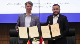 Wali Kota Padang Fadly Amran bersama Wali Kota Hildesheim Ingo Meyer menandatangani LoI dan MoU kerja sama Sister City di Aula Abu Bakar Jaar, Balai Kota Padang Aie Pacah, Rabu (5/8/2026). (Foto: Pemko Padang)