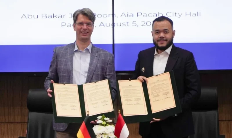 Wali Kota Padang Fadly Amran bersama Wali Kota Hildesheim Ingo Meyer menandatangani LoI dan MoU kerja sama Sister City di Aula Abu Bakar Jaar, Balai Kota Padang Aie Pacah, Rabu (5/8/2026). (Foto: Pemko Padang)