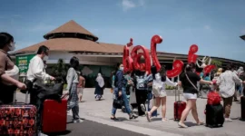 Wisatawan berkunjung ke Bali. (Foto: Kemenpar)