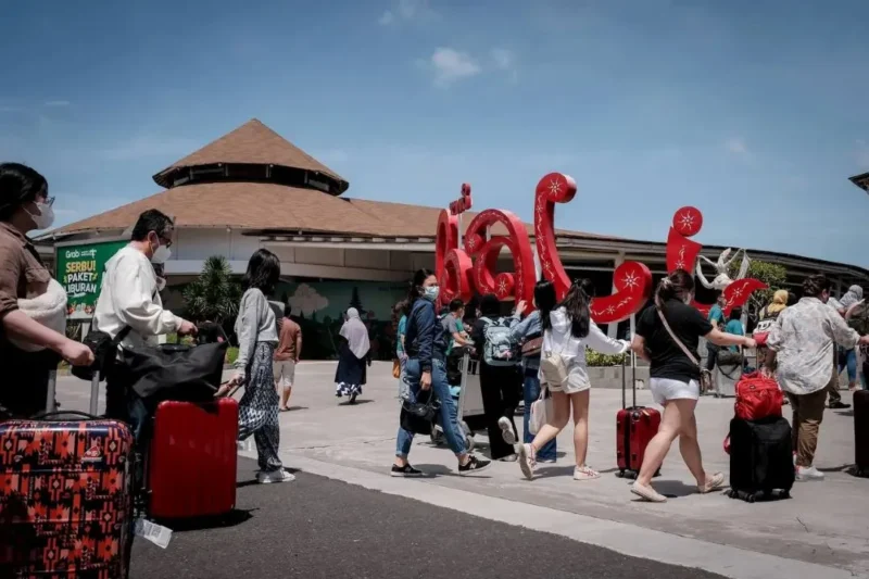 Wisatawan berkunjung ke Bali. (Foto: Kemenpar)