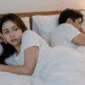 Ilustrasi pasangan tampak canggung saat berada di tempat tidur. (Foto: AI Generate)