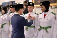 Wakil Presiden Gibran Rakabuming mengukuhkan anggota Paskibraka 2026 dalam upacara di Istana Negara, Jakarta, Sabtu (15/8/2026). (Foto: BPMI Setpres)